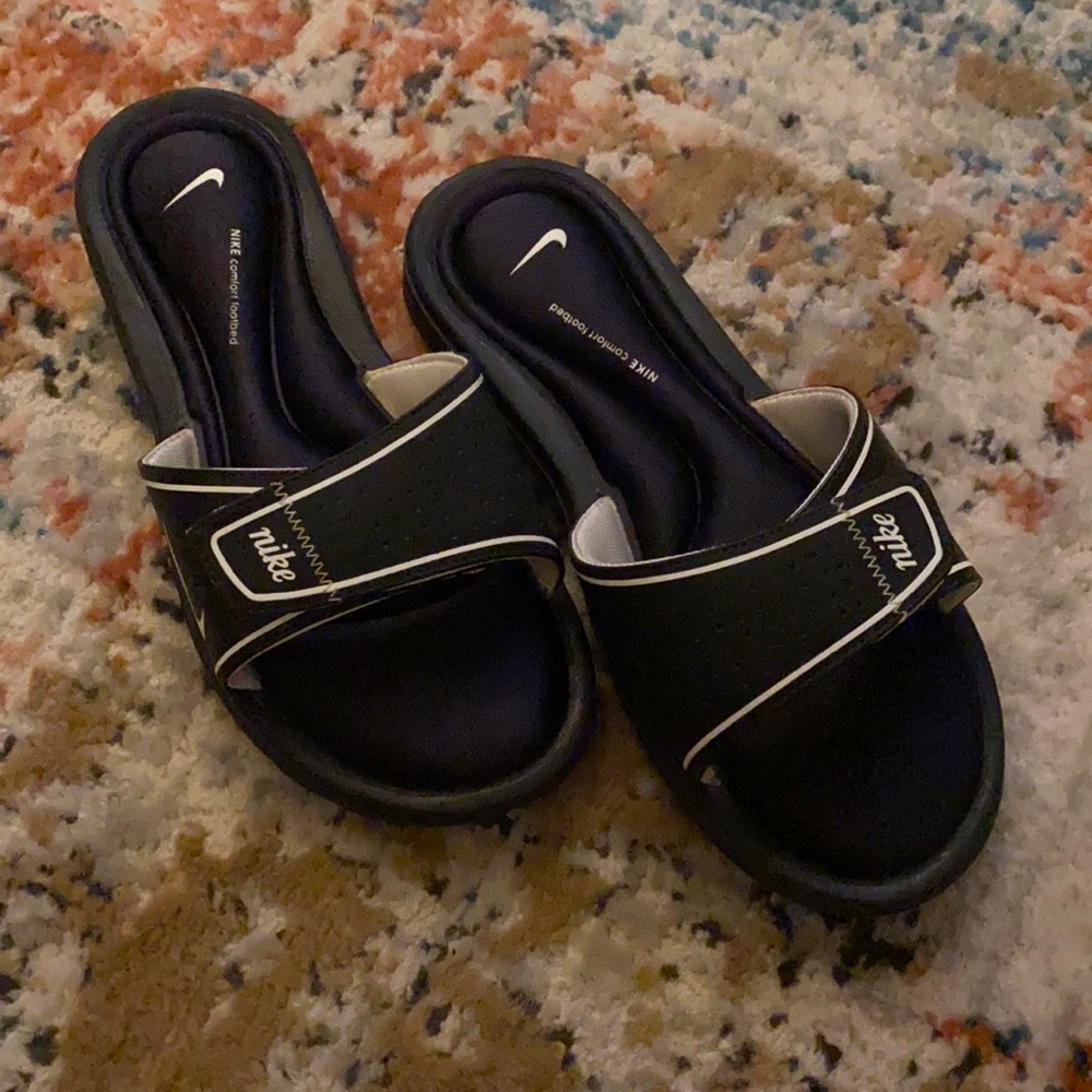 Nike comfort footbed slip ons size 8